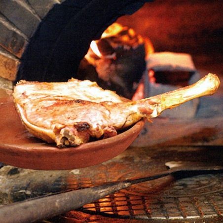Lechazo al horno de leña tradicional